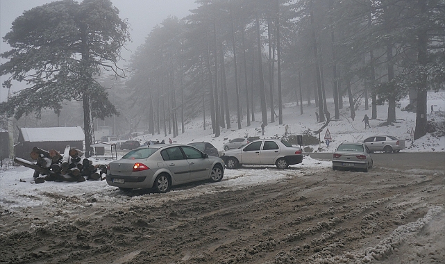 Vatandaşlar yoğun kar yağan Kazdağları'na akın etti