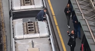 Video çekmek için metrobüsün üzerine çıkan fenomen güvenliklere yakalandı