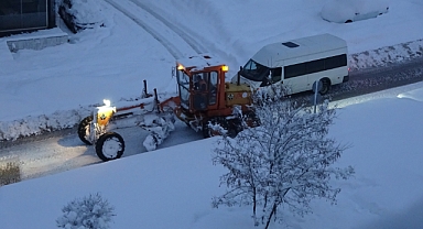 Yüksekova'da 180 yerleşim yerinin yolu kardan kapandı
