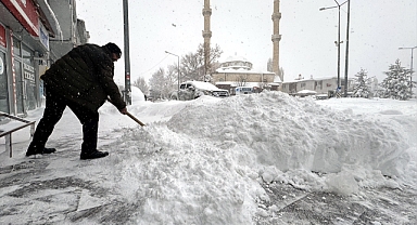 Ardahan'da kar ve tipi hayatı olumsuz etkiliyor