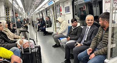 Bakan Uraloğlu halkın arasında: İstanbul Havalimanı'na metroyla gitti