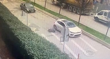 Beyoğlu'nda ayağından ve omzundan vuruldu; otomobilden yola atıldı