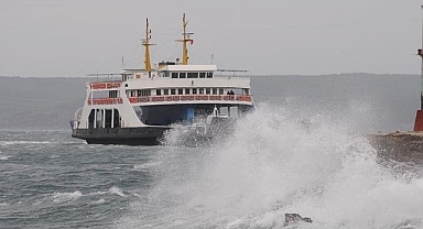 Bozcaada ve Gökçeada'ya feribot seferlerine fırtına engeli