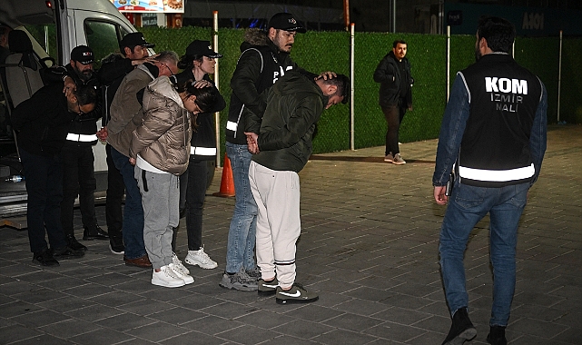Dolandırıcılık iddiasıyla aranan ve dün ele geçirilen çift İzmir'e getirildi!