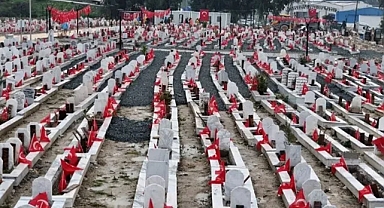 Hatay'da deprem mezarlığı Türk bayraklarıyla donatıldı