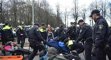Hollanda'da yüzlerce çevreci aktivist gözaltına alındı