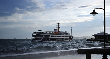 İstanbul'da fırtına nedeniyle vapur seferleri iptal oldu