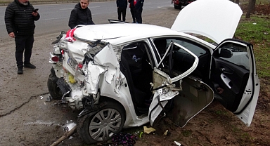 Kamyonet, kırmızı ışıkta bekleyen otomobile çarptı; 1 ölü, 2 yaralı