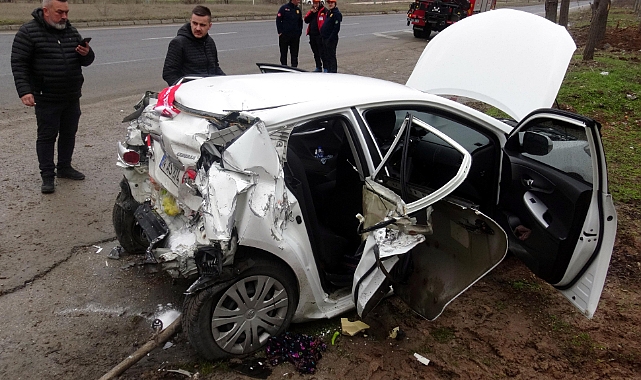 Kamyonet, kırmızı ışıkta bekleyen otomobile çarptı; 1 ölü, 2 yaralı