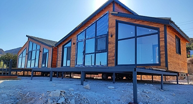 Karaburun'da ünlü oyuncuların tiny house'ları kaldırıldı