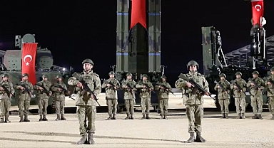Mehmetçik'ten deprem şehitleri için saygı duruşu!