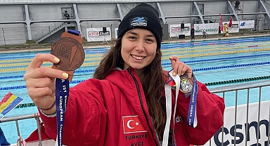 Milli sporcu Bengisu Avcı, 'Avrupa Buz Yüzme Şampiyonası'nda üçüncü oldu