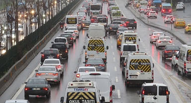 Okulların açılmasıyla İstanbul'da trafik kilitlendi