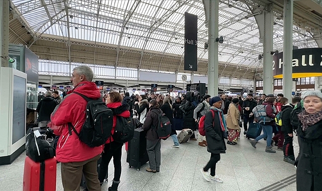 Paris'te tren istasyonunda düzenlenen bıçaklı saldırıda 3 kişi yaralandı