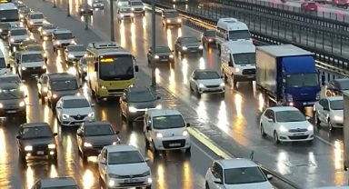 Yağmur yağdı, İstanbul'da trafik yoğunluğu yüzde 80'i geçti
