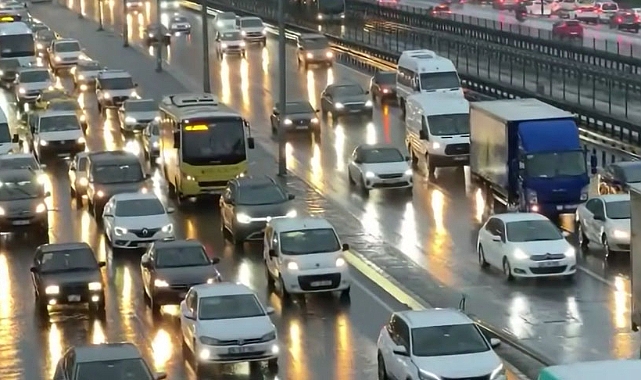 Yağmur yağdı, İstanbul'da trafik yoğunluğu yüzde 80'i geçti