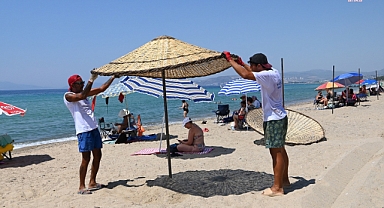 Kuşadası’nda ücretsiz şezlong ve şemsiye uygulaması devam ediyor