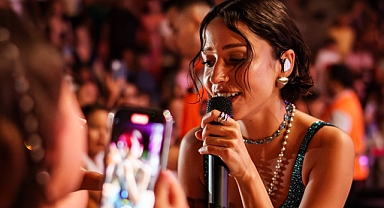 Zeynep Bastık Bodrum konserinde binlerce kişiyle buluştu