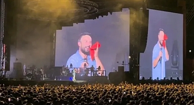 Tarkan terli havlusunu seyirciye attı!