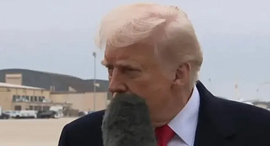 Sosyal medyada viral oldu: Mikrofonu Trump'ın yüzüne çarptı!