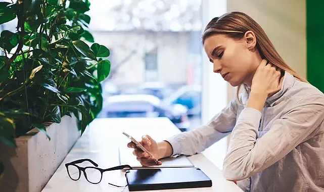 Cep telefonu kamburluğu: Yeni neslin sessiz tehlikesi!