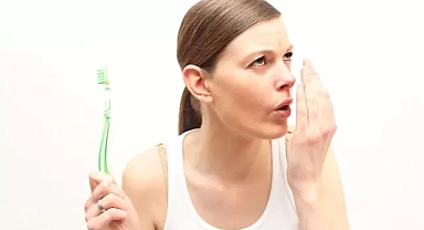 Ağız kokusuna yol açan 6 neden