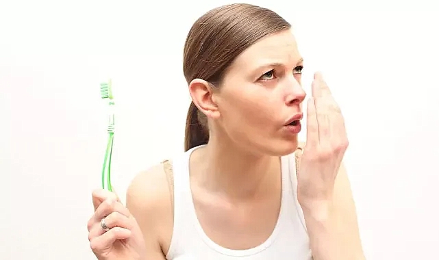 Ağız kokusuna yol açan 6 neden