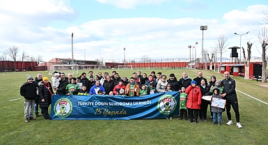 Down sendromlu gençler Gençlerbirliği Spor Kulübü futbolcularıyla antrenmanda buluştu