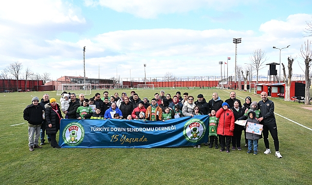 Down sendromlu gençler Gençlerbirliği Spor Kulübü futbolcularıyla antrenmanda buluştu